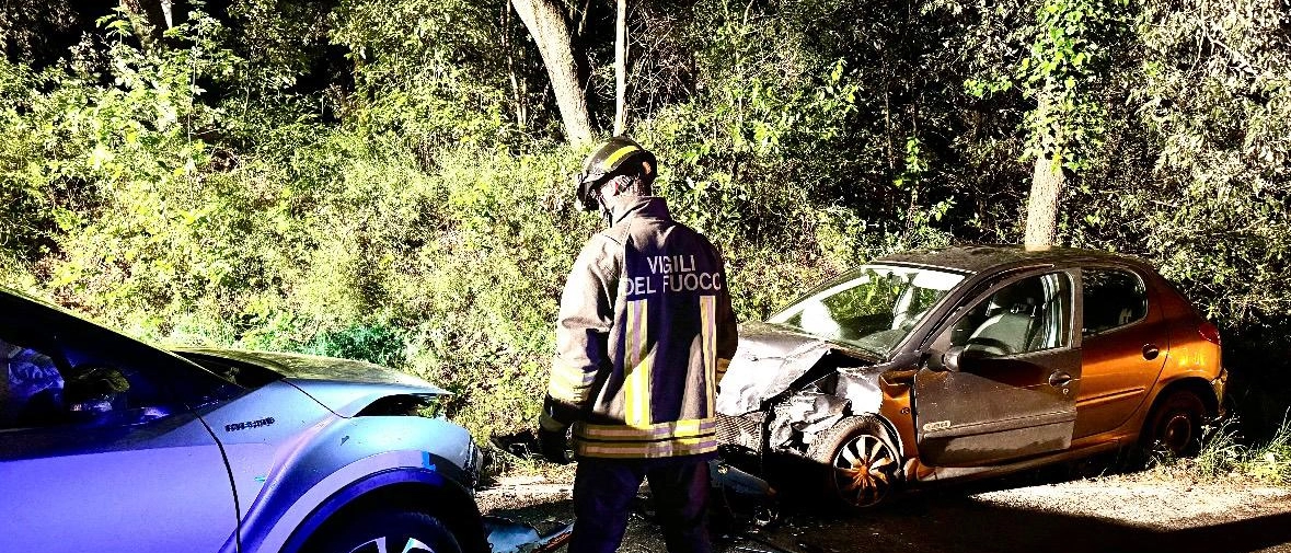 Frontale sulla SP13 a Riparbella: i vigili del fuoco estraggono feriti dalle auto