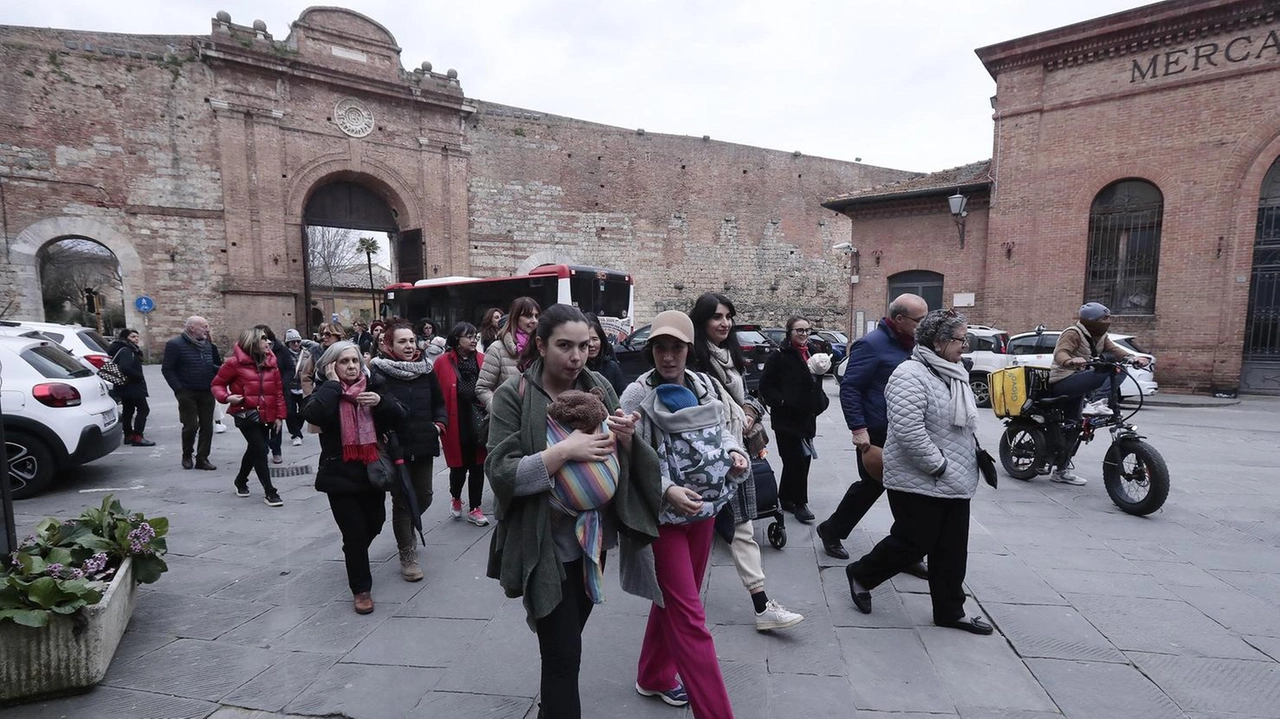 Grande successo per la giornata dedicata al Trekking urbano: da Piazza del Campo sono partite le visite a piedi,... Grande successo per la giornata dedicata al Trekking urbano: da Piazza del Campo sono partite le visite a piedi,...