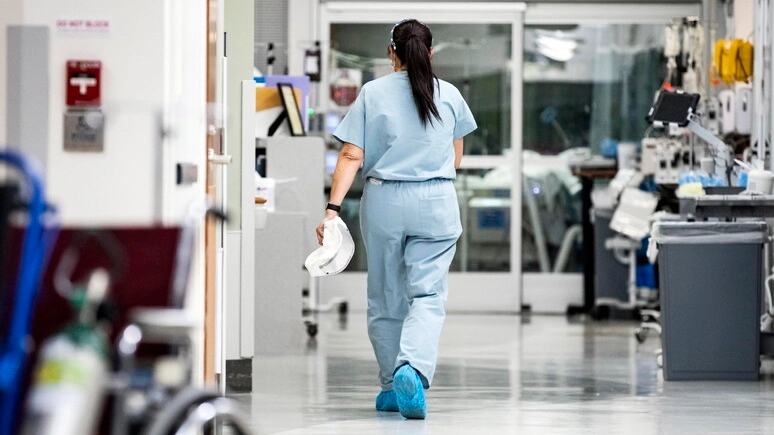 Un infermiere impegnato nell’assistenza domiciliare dei pazienti con difficoltà (foto di repertorio) Un infermiere impegnato nell’assistenza domiciliare dei pazienti con difficoltà (foto di repertorio)
