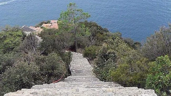 La famosa scalinata che conduce al mare a Monesteroli, un punto di riferimento di tanti turisti in cerca di scorci e panorami caratteristici della Liguria La famosa scalinata che conduce al mare a Monesteroli, un punto di riferimento di tanti turisti in cerca di scorci e panorami caratteristici della Liguria