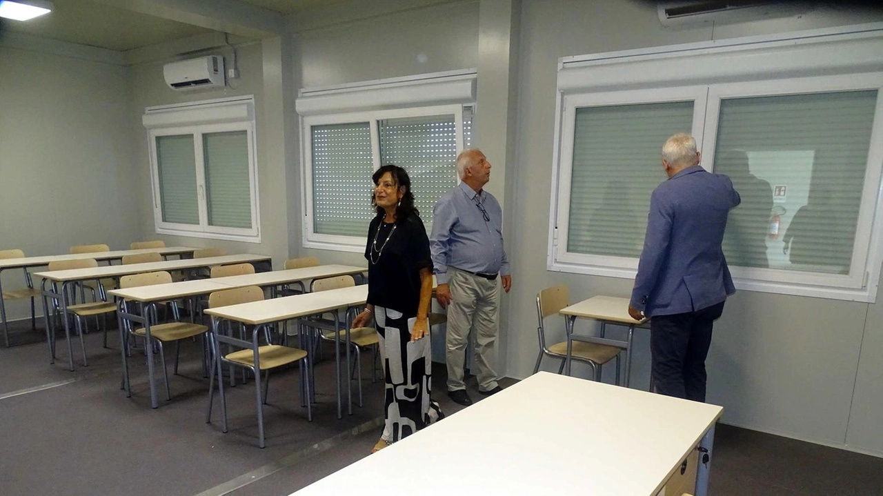 Il saluto del dirigente dell’ufficio provinciale, Marta Castagna, che annuncia novità per insegnanti di sostegno, organici e uso del telefonino. Il saluto del dirigente dell’ufficio provinciale, Marta Castagna, che annuncia novità per insegnanti di sostegno, organici e uso del telefonino.