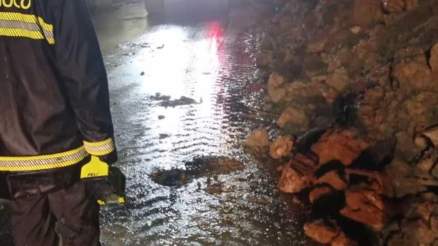 ’Terremoto’ a Montalbuccio. Collassa muro di 35 metri: "La strada resta chiusa" ’Terremoto’ a Montalbuccio. Collassa muro di 35 metri: "La strada resta chiusa"