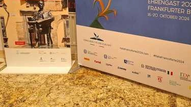 A Francoforte, l'Alte Oper ha ospitato la serata "Puccini in Opera" per celebrare il centenario del compositore italiano. L'Italia, ospite d'onore alla Buchmesse 2024, ha presentato una mostra fotografica sui luoghi di Giacomo Puccini. A Francoforte, l'Alte Oper ha ospitato la serata "Puccini in Opera" per celebrare il centenario del compositore italiano. L'Italia, ospite d'onore alla Buchmesse 2024, ha presentato una mostra fotografica sui luoghi di Giacomo Puccini.