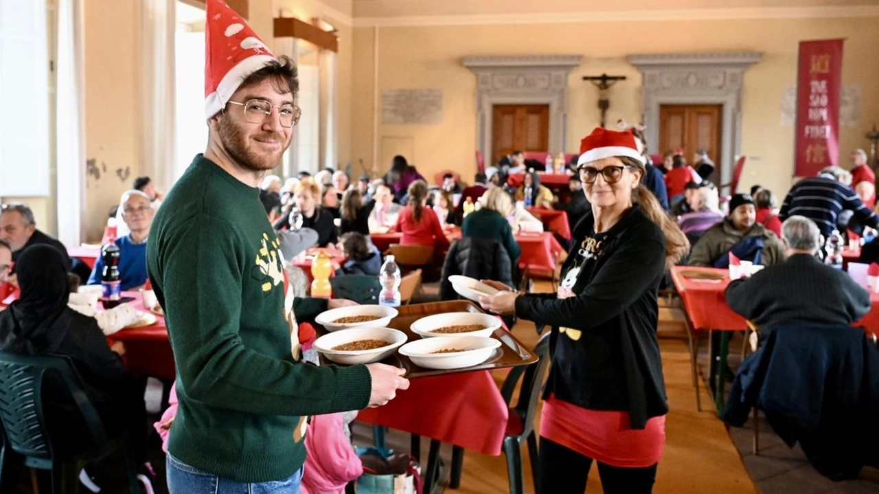 Torna l’iniziativa di solidarietà per rendere le feste un momento di condivisione vero e concreto. A tavola oltre duecento persone. Appello per contribuire all’allestimento e a partecipare all’organizzazione. Torna l’iniziativa di solidarietà per rendere le feste un momento di condivisione vero e concreto. A tavola oltre duecento persone. Appello per contribuire all’allestimento e a partecipare all’organizzazione.
