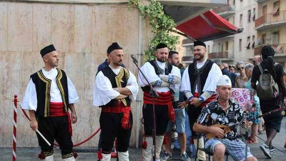 Nei giorni scorsi il festival Deklassat@ ha riempito le strade del quartiere Nella foto: un momento musicale Nei giorni scorsi il festival Deklassat@ ha riempito le strade del quartiere Nella foto: un momento musicale