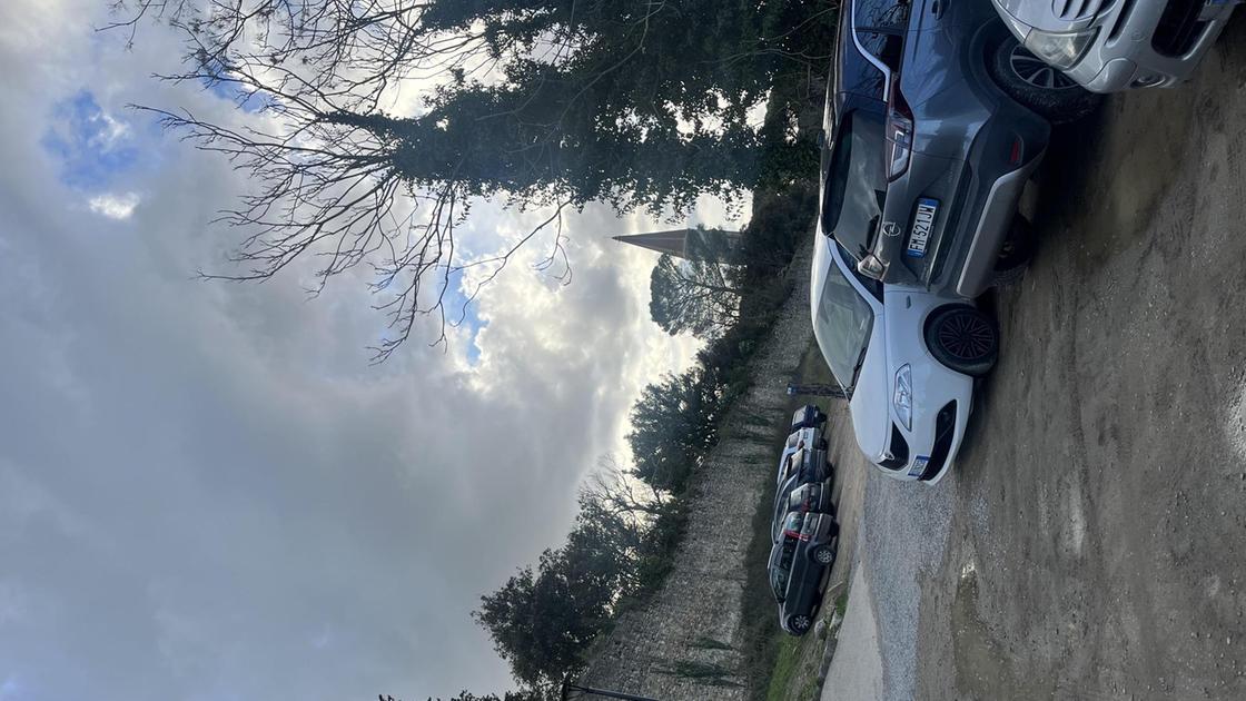  fortezza accesso a nord senza regole parcheggio selvaggio buche e rifiuti