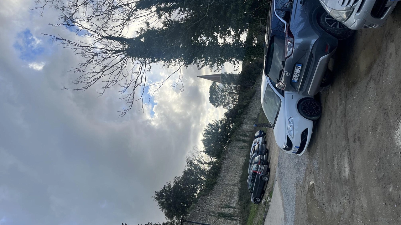 Parcheggio selvaggio all’accesso a nord della Fortezza. E poi degrado e buche. Tra le criticità più volte sollevate dai cittadini...
