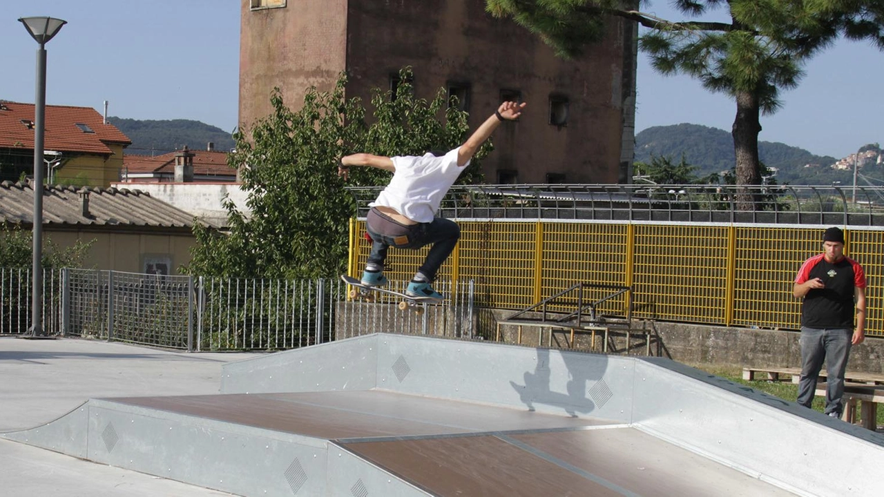 A destra, il cartello installato nei pressi del parcheggio di via Neri, A sinistra, lo skate park sovrastante