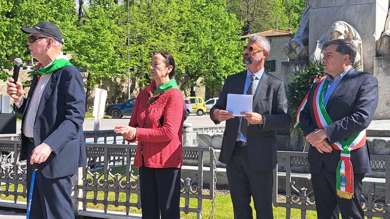 Le celebrazioni del 25 aprile in piazza Matteotti con l’intervento del presidente dell’Anpi Cipollini, a fianco il capo gabinetto Marchetti e il sindaco Giovannetti Le celebrazioni del 25 aprile in piazza Matteotti con l’intervento del presidente dell’Anpi Cipollini, a fianco il capo gabinetto Marchetti e il sindaco Giovannetti