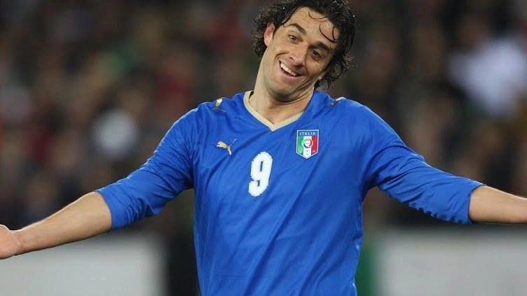Luca Toni con la maglia della Nazionale con la quale ha vinto i Mondiali del 2006. Oggi l’ex bomber sarà ospite al Golfo del Sole per la serata inaugurale Luca Toni con la maglia della Nazionale con la quale ha vinto i Mondiali del 2006. Oggi l’ex bomber sarà ospite al Golfo del Sole per la serata inaugurale