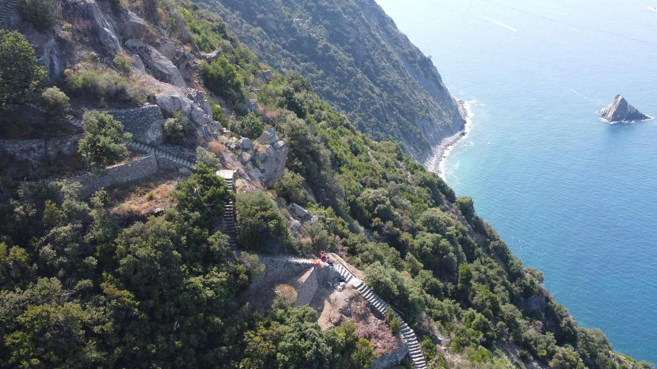 Uno scorcio della scalinata di Monesteroli, il caratteristico percorso a picco sul mare, la cui parte finale è chiusa dall’aprile del 2022 a causa di una frana (. foto d’archivio