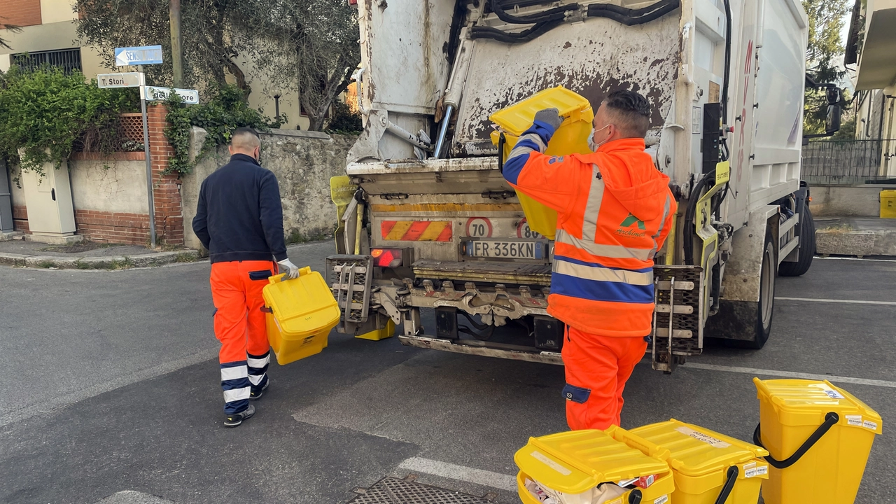 Il Comune ha deciso di rimuovere i cassonetti gialli dalle strade e di introdurre un nuovo sistema di raccolta (nella foto operatori al lavoro in uno scatto d’archivio) Il Comune ha deciso di rimuovere i cassonetti gialli dalle strade e di introdurre un nuovo sistema di raccolta (nella foto operatori al lavoro in uno scatto d’archivio)