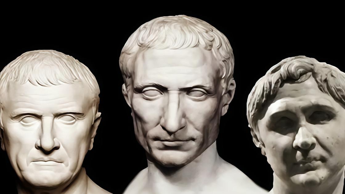 Scintille sulla statua dei triumviri “Un falso storico con i nostri soldi“