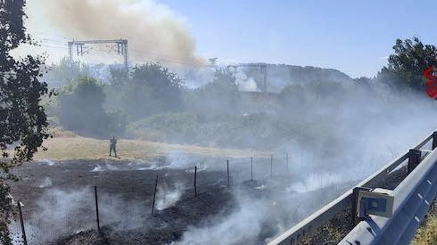L’incendio lungo la linea ferroviaria nei pressi di Orvieto L’incendio lungo la linea ferroviaria nei pressi di Orvieto