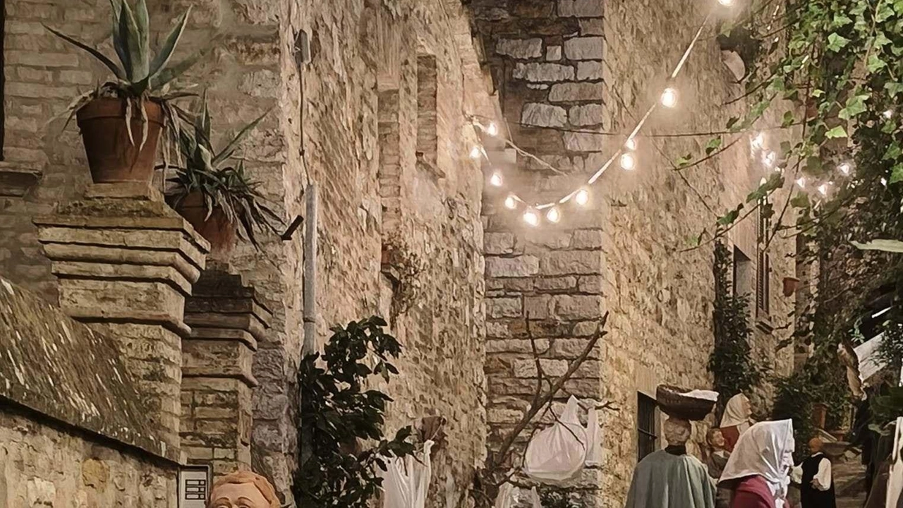 Il Presepe monumentale allestito lungo l’acropoli di Corciano è visitabile 24 ore su 24: è composto da personaggi a grandezza naturale Il Presepe monumentale allestito lungo l’acropoli di Corciano è visitabile 24 ore su 24: è composto da personaggi a grandezza naturale