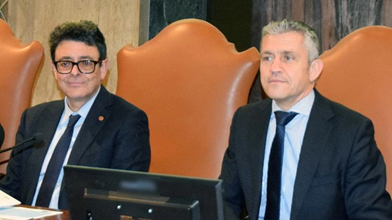 Il rettore dell’Università Roberto Di Pietra e il direttore generale dell’Azienda ospedaliero universitaria Senese Antonio Barretta. La scuola di specializzazione è universitaria, con formazione clinica alle Scotte Il rettore dell’Università Roberto Di Pietra e il direttore generale dell’Azienda ospedaliero universitaria Senese Antonio Barretta. La scuola di specializzazione è universitaria, con formazione clinica alle Scotte