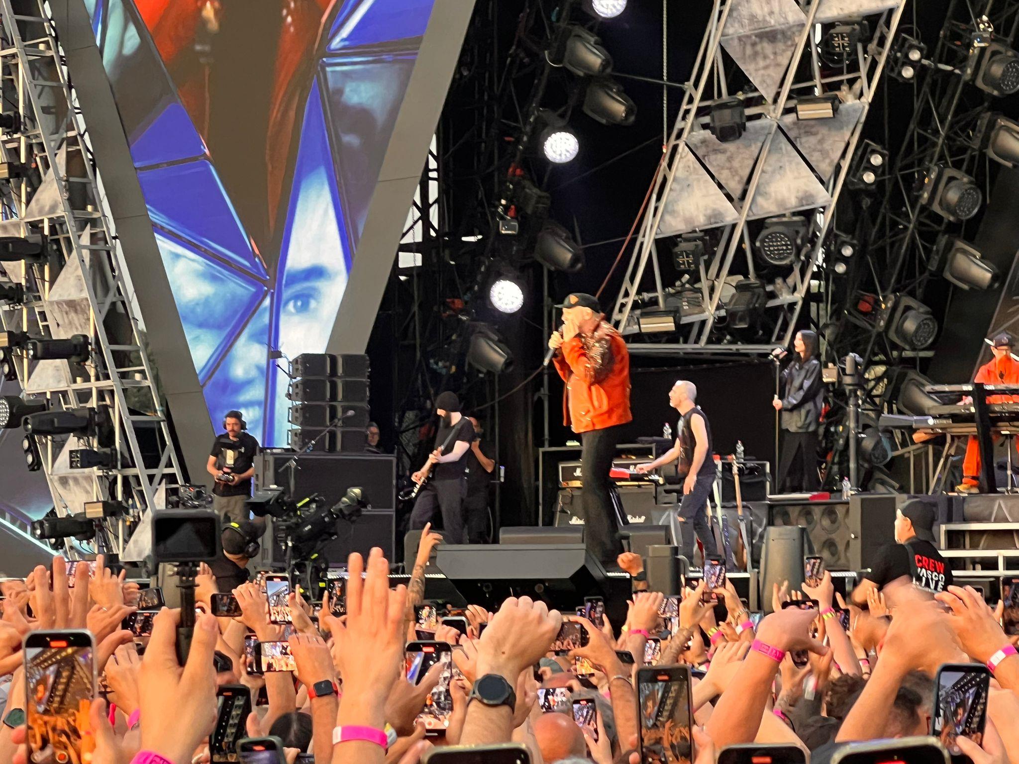 Firenze, cuori e voci per Vasco Rossi. Migliaia in delirio per il secondo concerto al Visarno Arena Firenze, cuori e voci per Vasco Rossi. Migliaia in delirio per il secondo concerto al Visarno Arena