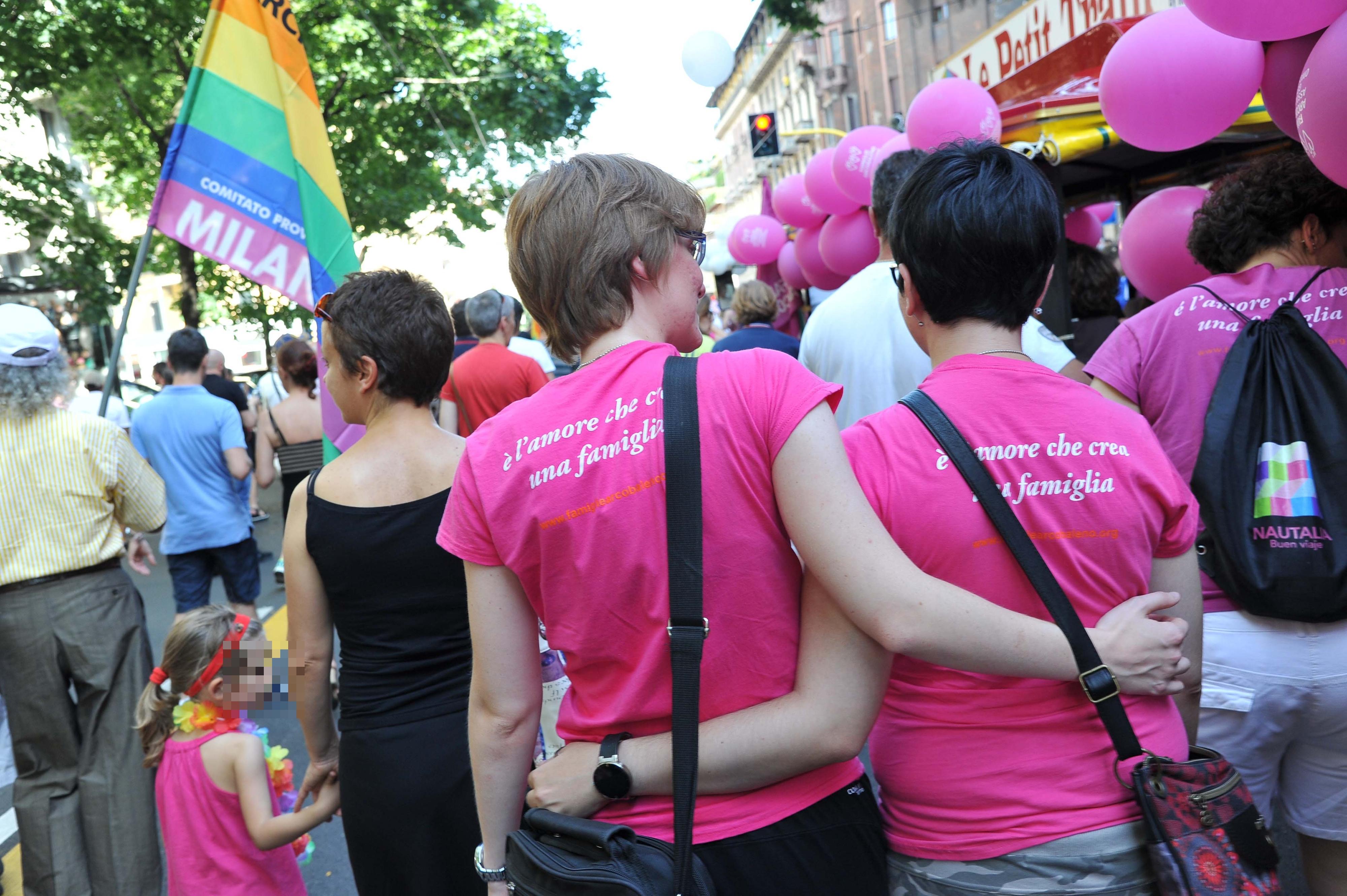 https://www.lanazione.it/image-service/view/acePublic/alias/contentid/YWQ5Njg4ZGQtMmRiZS00/0/una-coppia-gay-di-due-donne.jpeg