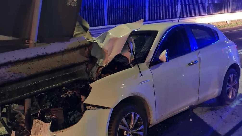 L’auto per motivi ancora da accertare ha colpito il guard rail dopo una galleria sulla Lodovica L’auto per motivi ancora da accertare ha colpito il guard rail dopo una galleria sulla Lodovica