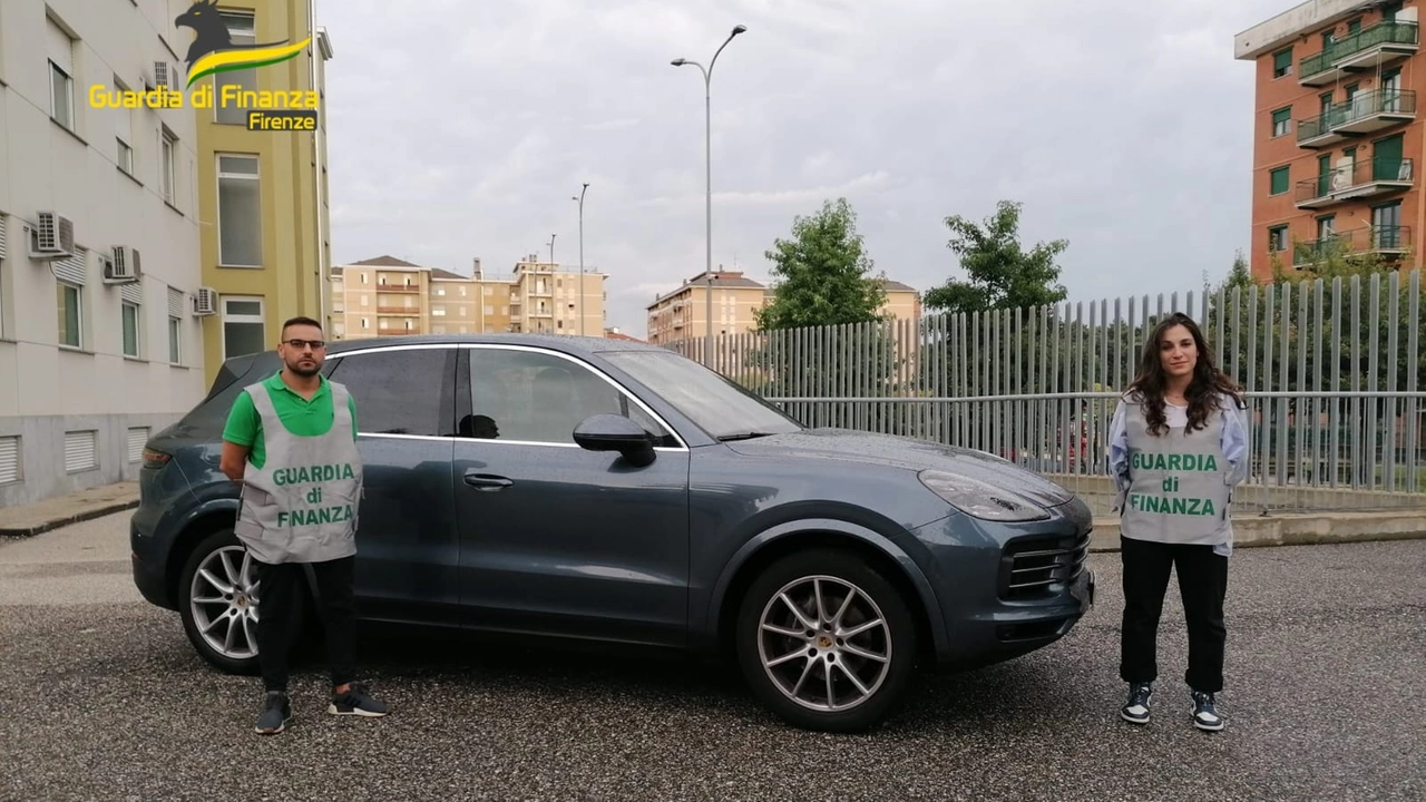 L'auto sequestrata dalla Guardia di Finanza dopo la scoperta del falso testamento L'auto sequestrata dalla Guardia di Finanza dopo la scoperta del falso testamento
