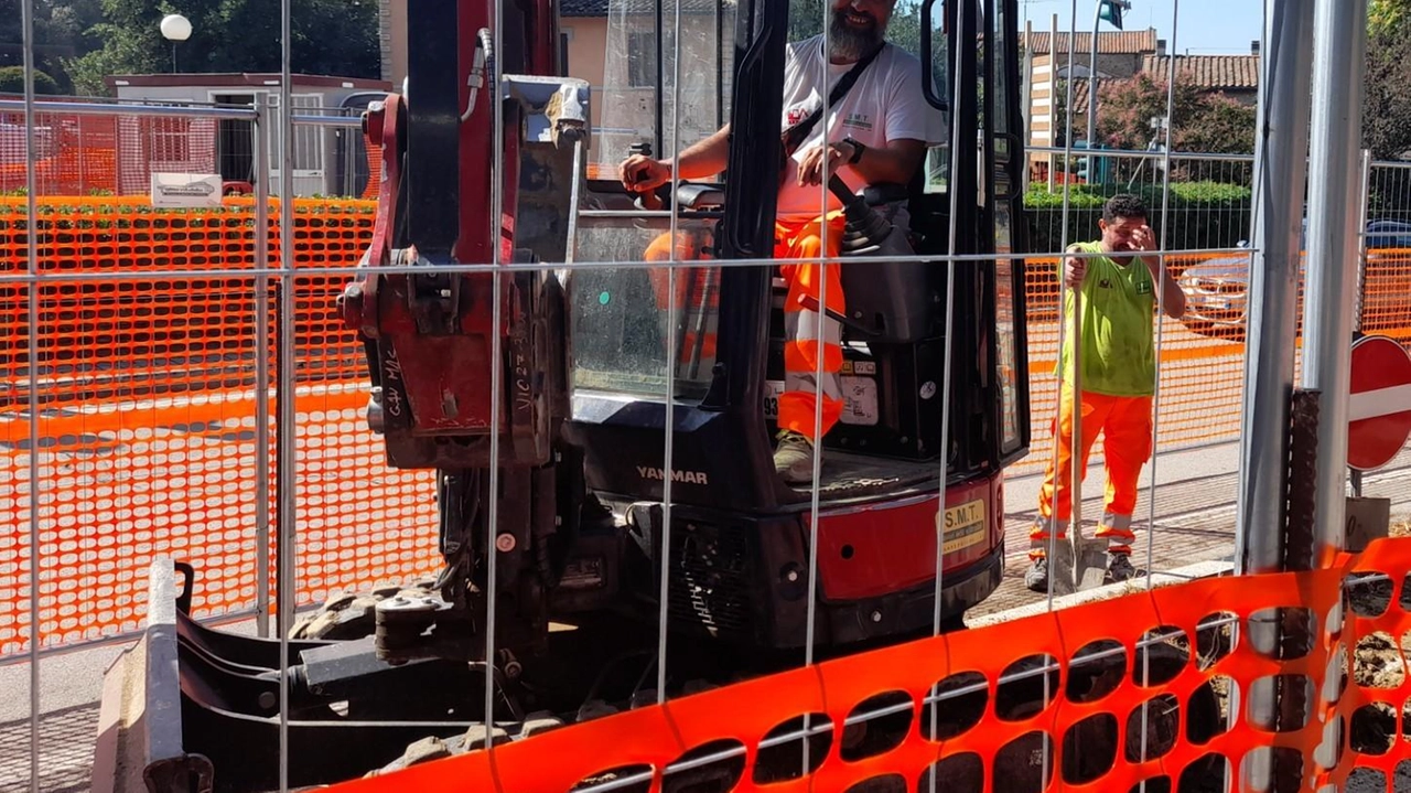 Operai al lavoro in una rotatoria In queste ore partirà il cantiere in Barbaricina (foto d’archivio) Operai al lavoro in una rotatoria In queste ore partirà il cantiere in Barbaricina (foto d’archivio)