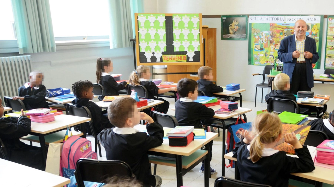 Dei giovani studenti di una scuola primaria durante l’orario di lezione Dei giovani studenti di una scuola primaria durante l’orario di lezione