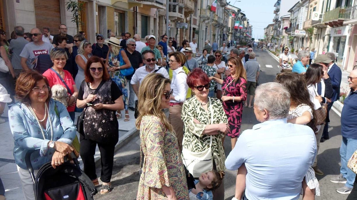 Acuni dei cittadini presenti all’inaugurazione della nuova via. Mazzini