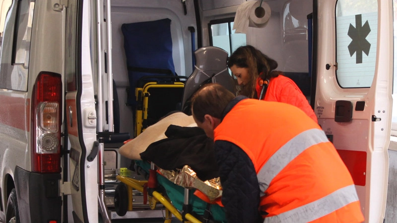 L’uomo è stato soccorso da un’ambulanza e portato in strada