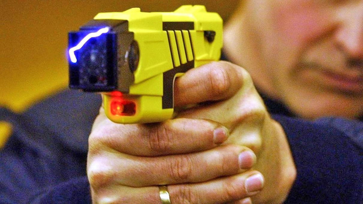 TERNI Taser, la pistola a impulsi elettrici, agli agenti della polizia municipale. Il consiglio comunale ha approvato a maggioranza... TERNI Taser, la pistola a impulsi elettrici, agli agenti della polizia municipale. Il consiglio comunale ha approvato a maggioranza...