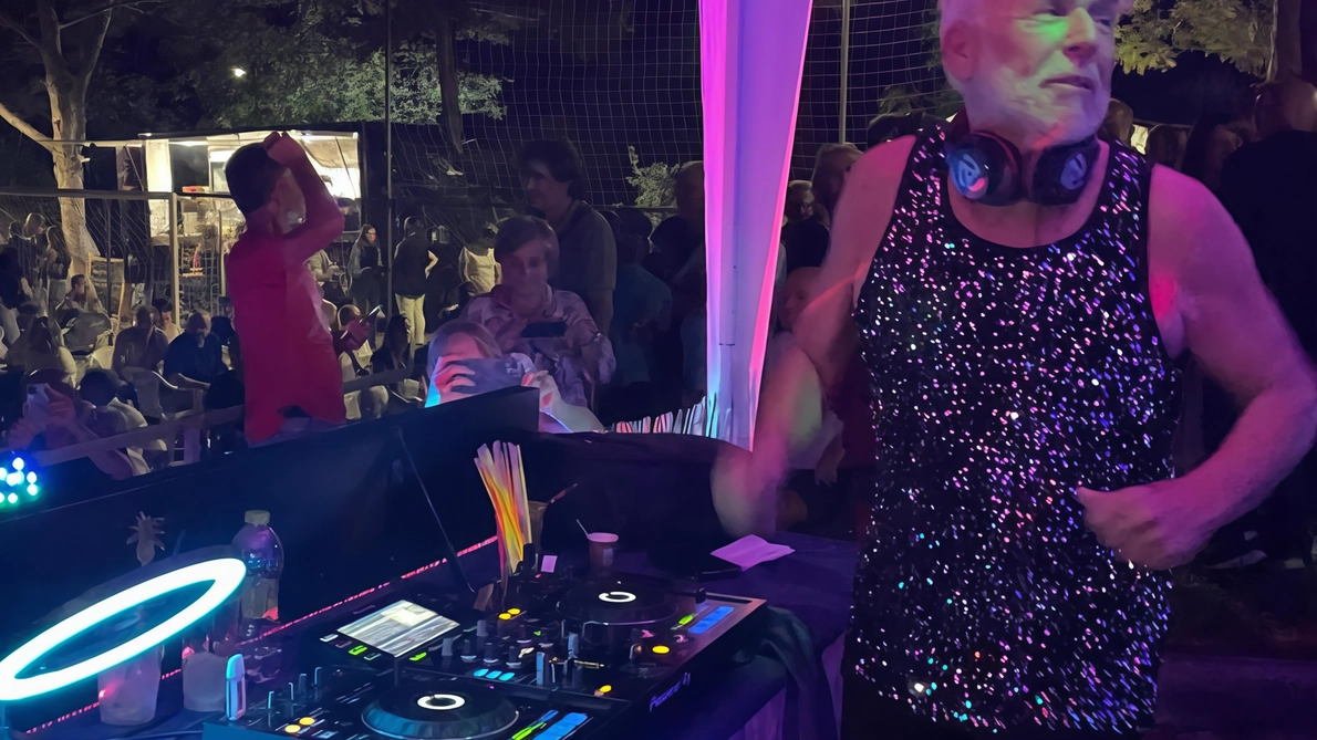 Ugo Orlandi dietro la consolle durante la serata ’revival’ di Colle San Paolo. Il medico è stato per anni un apprezzato dj Ugo Orlandi dietro la consolle durante la serata ’revival’ di Colle San Paolo. Il medico è stato per anni un apprezzato dj