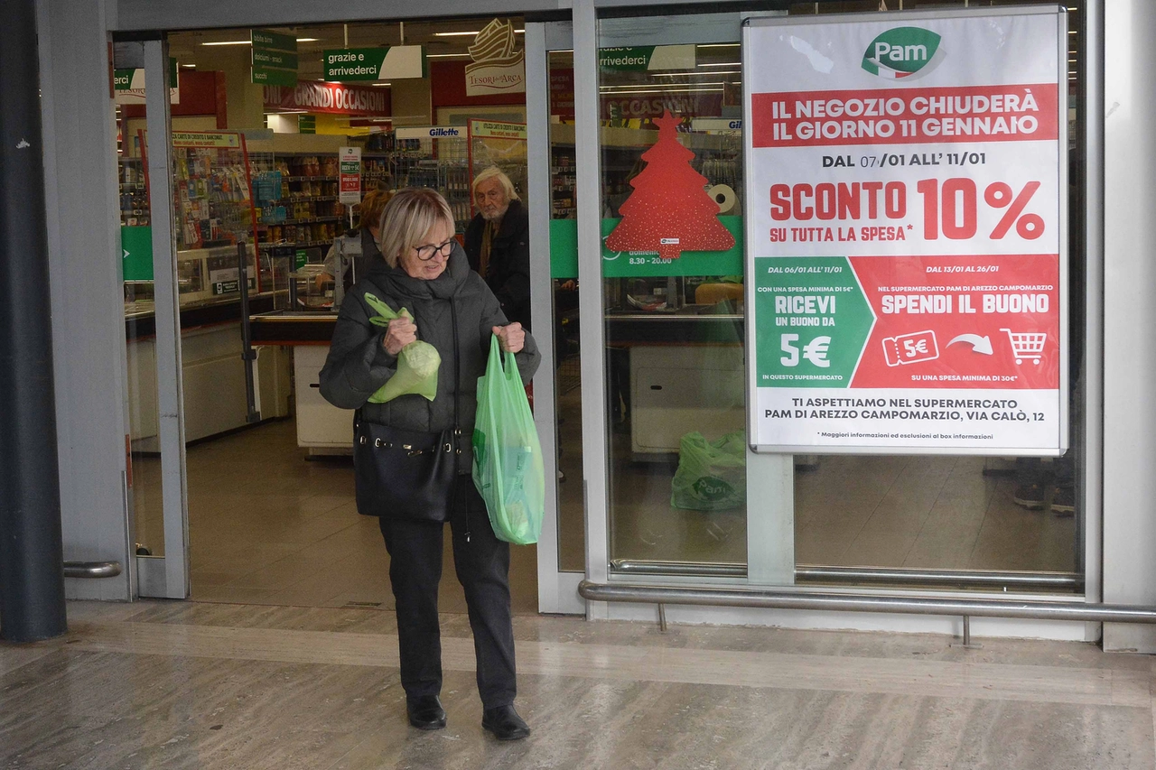 Ultimo giorno di acquisti nel punto vendita Pam di via Alfieri