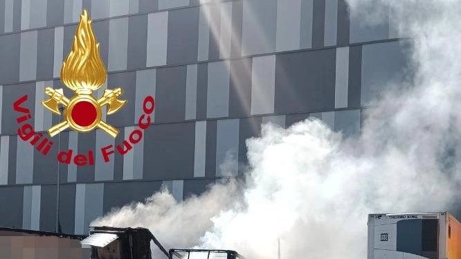 Erano in un parcheggio. Fumo visibile da lontano. Intervento dei vigili del fuoco.