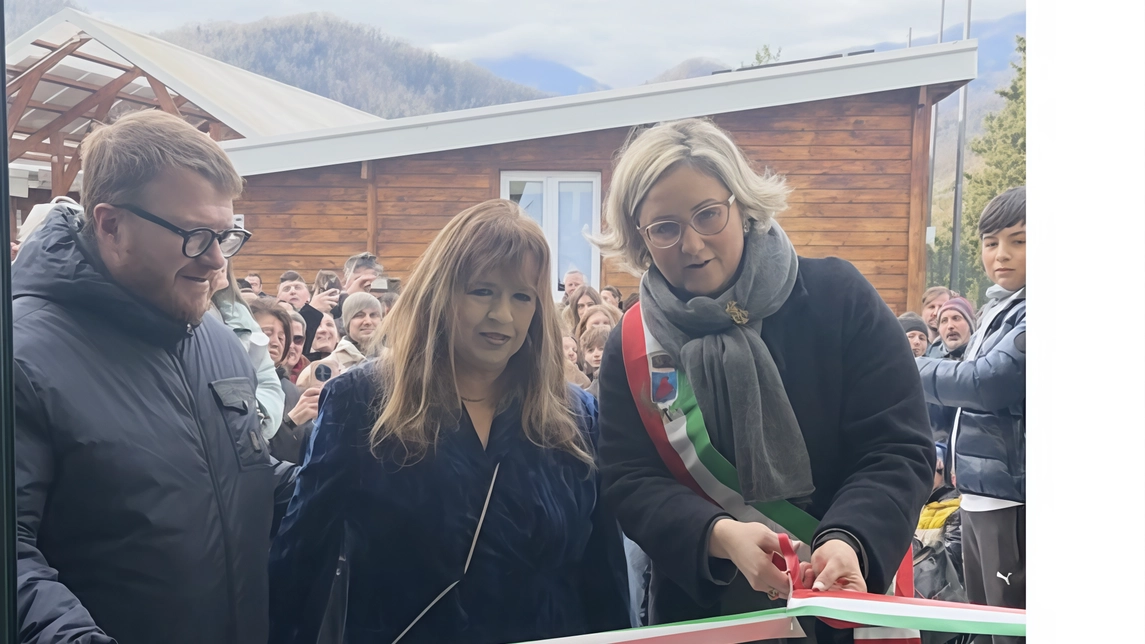 L’inaugurazione il primo lotto della ristrutturazione e messa in sicurezza antisismica della scuola media Dante Alighieri nell’istituto comprensivo Pertini avvenuta lo scorso 11 genniao, con la sindaca Lucarini, la dirigente Panariello e l’ex sindaco Morganti L’inaugurazione il primo lotto della ristrutturazione e messa in sicurezza antisismica della scuola media Dante Alighieri nell’istituto comprensivo Pertini avvenuta lo scorso 11 genniao, con la sindaca Lucarini, la dirigente Panariello e l’ex sindaco Morganti