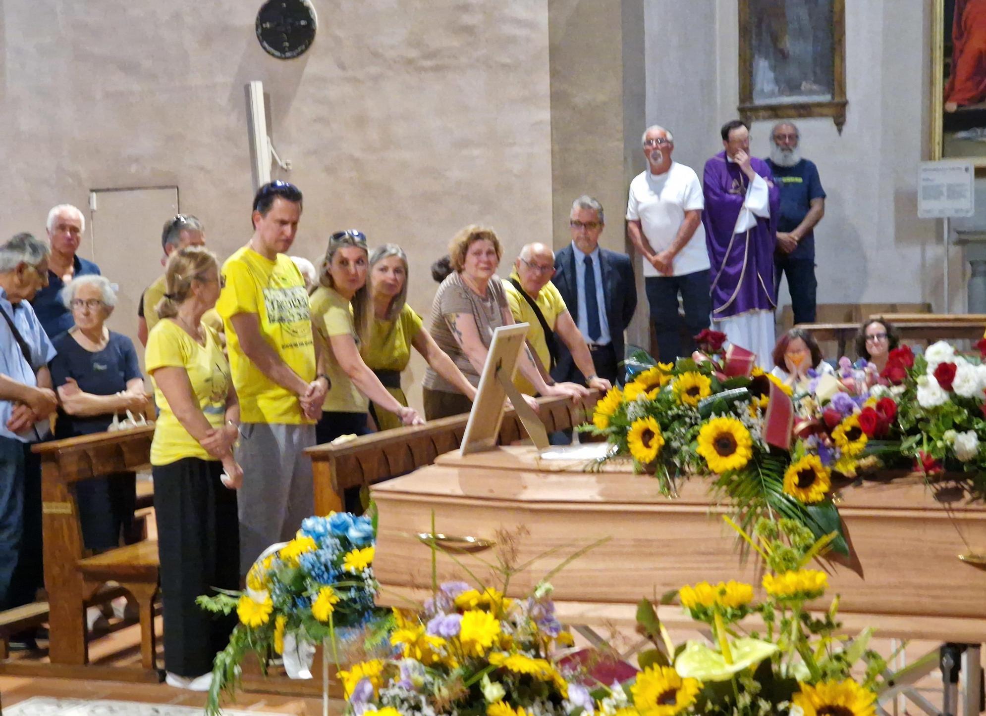 Un addio pensando al Sole. Il colore giallo per Daniele. Folla in San Paolo per Benifei Un addio pensando al Sole. Il colore giallo per Daniele. Folla in San Paolo per Benifei