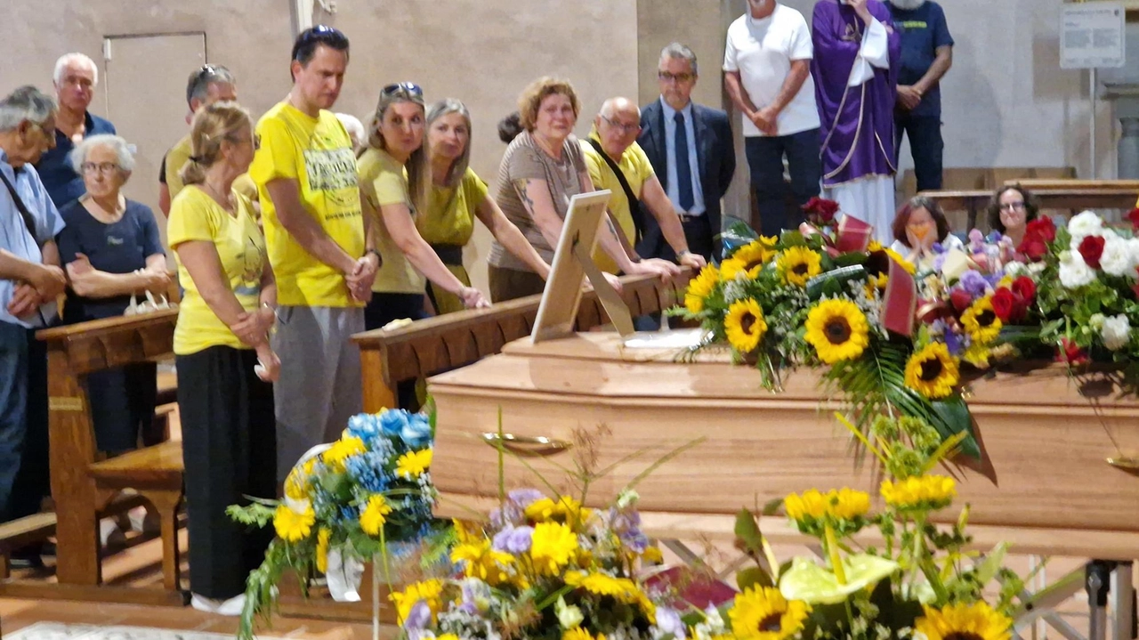 Il ricordo commosso dei familiari e degli amici profondamente addolorati per la tragedia "Era un uomo semplice, ma vincente, perchè sapeva entrare nei cuori degli altri". Il ricordo commosso dei familiari e degli amici profondamente addolorati per la tragedia "Era un uomo semplice, ma vincente, perchè sapeva entrare nei cuori degli altri".