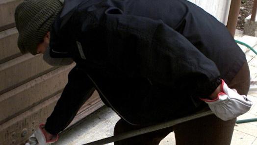 Anziana pedinata dai ladri, le rubano tutta la spesa, anche i detersivi usati Anziana pedinata dai ladri, le rubano tutta la spesa, anche i detersivi usati