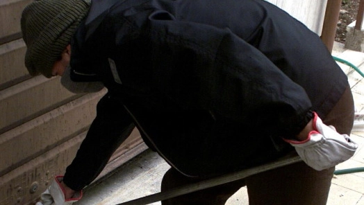 I ladri hanno sicuramente pedinato l’anziana. Poi hanno rotto il cancello e forzato la porta del garage I ladri hanno sicuramente pedinato l’anziana. Poi hanno rotto il cancello e forzato la porta del garage