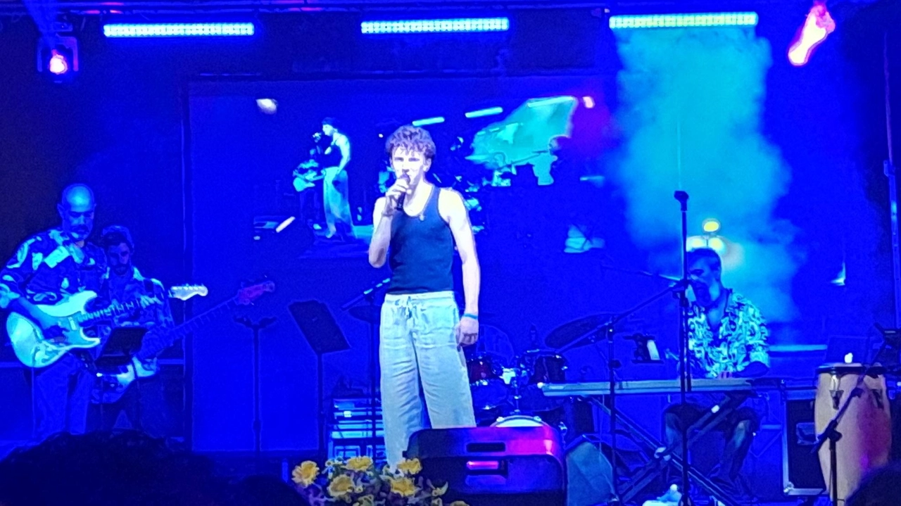 Piazza Arnolfo a Colle di Val D’Elsa, gremita come non mai per la finalissima nazionale del concorso canoro Festival degli... Piazza Arnolfo a Colle di Val D’Elsa, gremita come non mai per la finalissima nazionale del concorso canoro Festival degli...