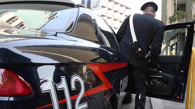 Ruba bottiglie di superalcolici, un vigilante lo scopre e lui lo prende a pugni Ruba bottiglie di superalcolici, un vigilante lo scopre e lui lo prende a pugni