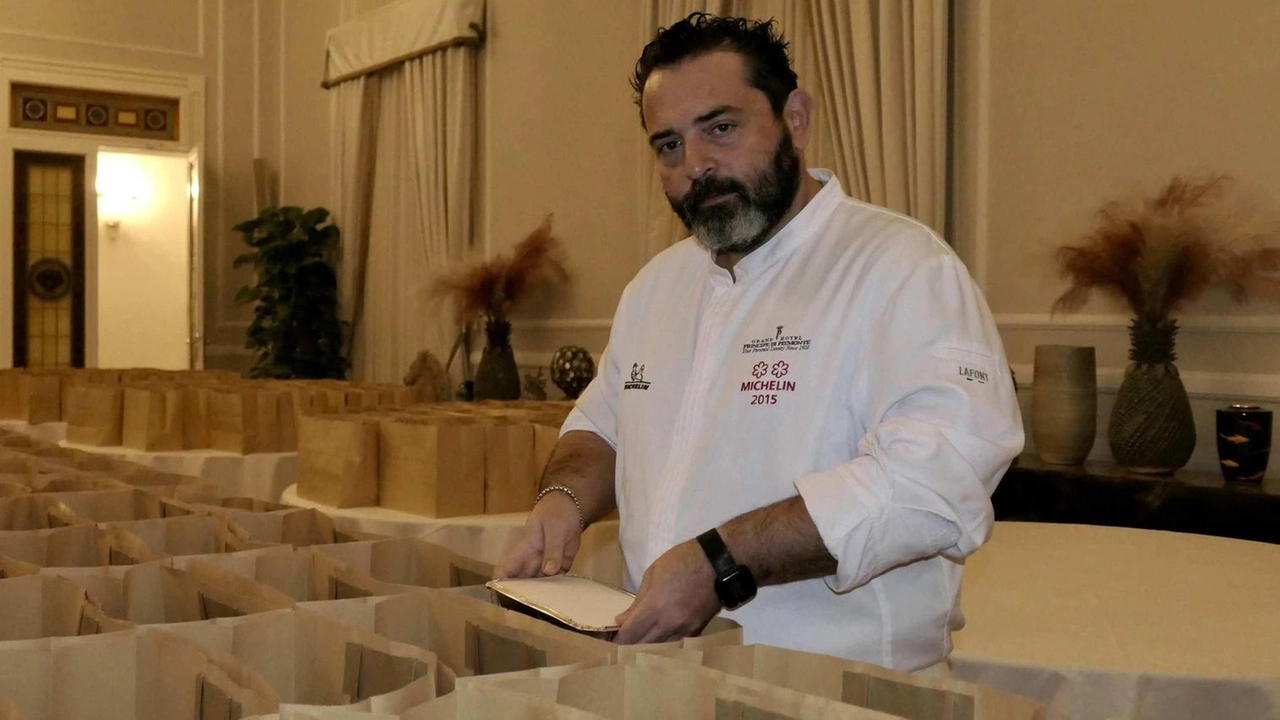 Lo Chef stellato Giuseppe Mancino che anche quest’anno preparerà i pasti per la Caritas Lo Chef stellato Giuseppe Mancino che anche quest’anno preparerà i pasti per la Caritas