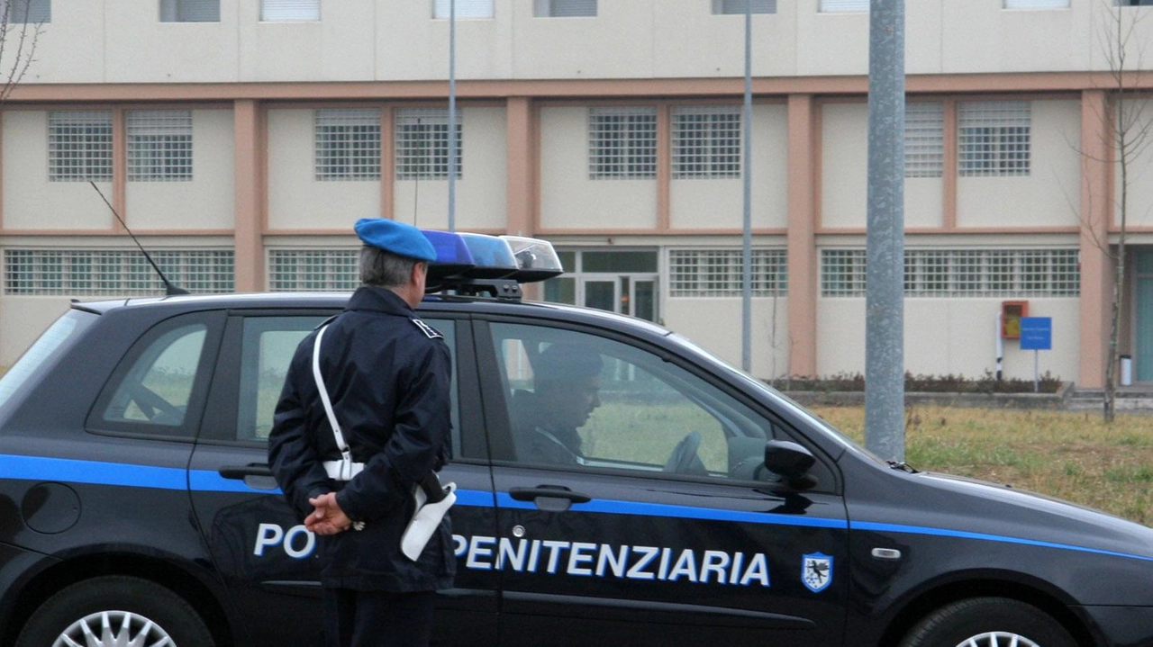 La Polizia penitenziaria davanti al carcere perugino di Capanne La Polizia penitenziaria davanti al carcere perugino di Capanne