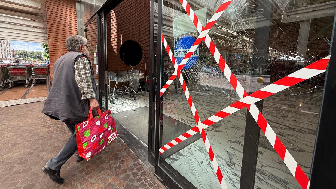 Via Canova, ci risiamo. Spacca vetrina con ascia. Paura al supermercato Via Canova, ci risiamo. Spacca vetrina con ascia. Paura al supermercato