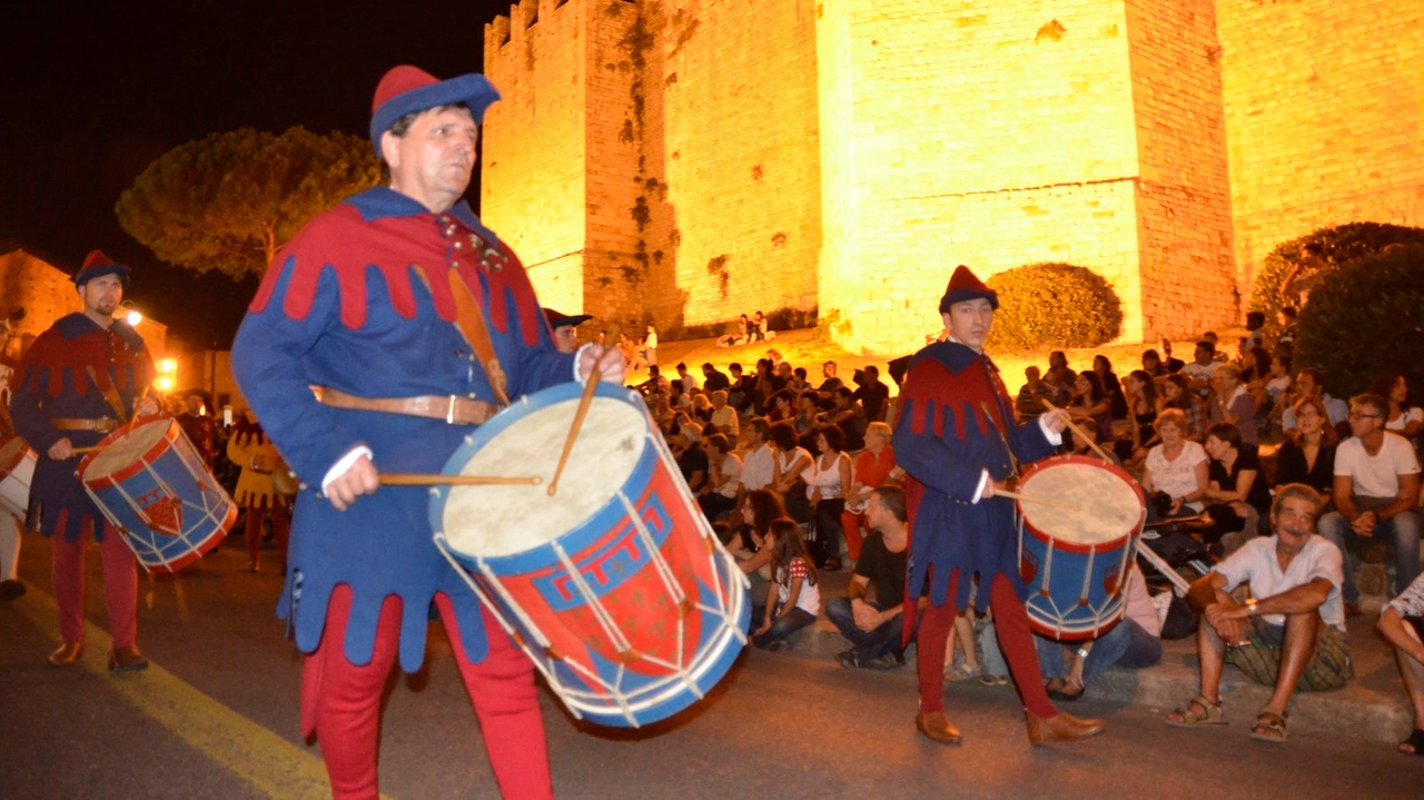Prato, corteggio storico serale (foto Attalmi) Prato, corteggio storico serale (foto Attalmi)