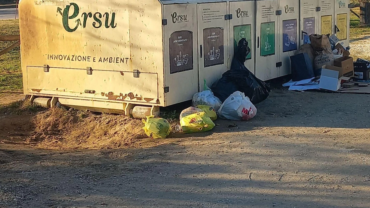 Prenderà il posto degli attuali cassoni utilizzati in modo improprio dai villeggianti. Il gestore dei rifiuti conta di tagliare il nastro entro fine mese. Sarà presente un custode. Prenderà il posto degli attuali cassoni utilizzati in modo improprio dai villeggianti. Il gestore dei rifiuti conta di tagliare il nastro entro fine mese. Sarà presente un custode.