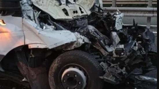E’ finito contro un camion carico di legname. Disposti accertamenti E’ finito contro un camion carico di legname. Disposti accertamenti