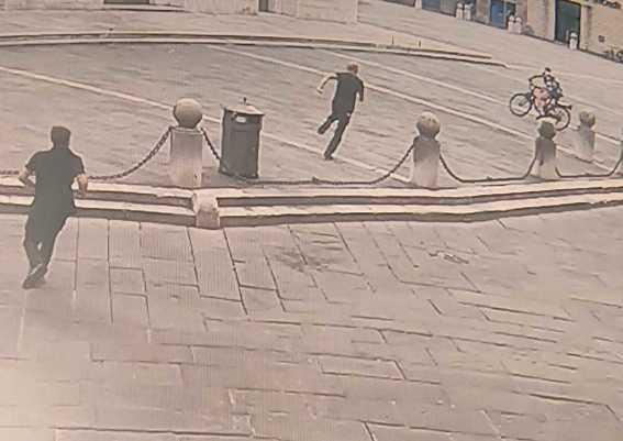 https://www.lanazione.it/image-service/view/acePublic/alias/contentid/YWRlOWQzNjAtZTc3ZC00/0/catturato-uno-scippatore-la-polizia-lo-rintraccia-a-casa-dopo-il-blitz-ai-danni-di-una-turista.jpeg
