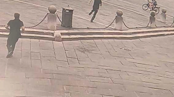 Lo scippatore che fugge in bici dopo il blitz intorno alle 9 di mattina, ripreso in piazza San Michele da una delle telecamere di video sorveglianza Lo scippatore che fugge in bici dopo il blitz intorno alle 9 di mattina, ripreso in piazza San Michele da una delle telecamere di video sorveglianza