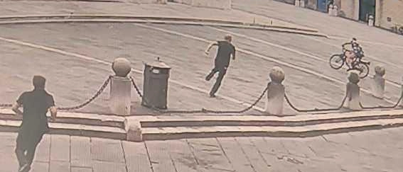 Catturato uno scippatore. La polizia lo rintraccia a casa dopo il blitz ai danni di una turista