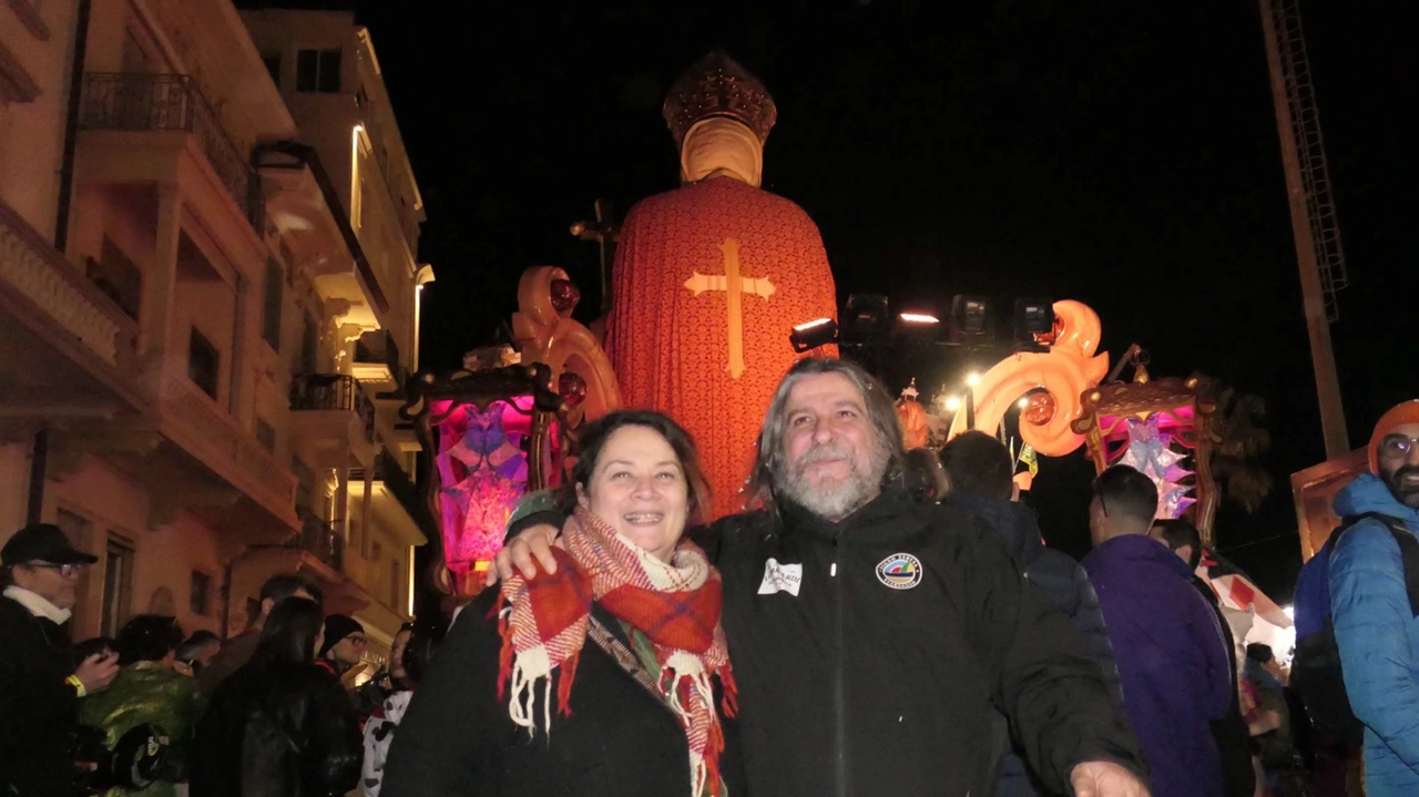 Carlo Lombardi festeggia insieme alla moglie. Alle spalle il suo carro vincitore del Carnevale di Viareggio 2025
