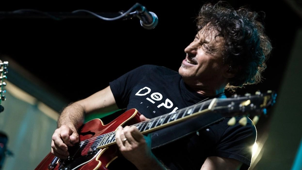 Una bellissima foto di Nick Becattini scattata qualche anno fa durante uno dei suoi concerti Una bellissima foto di Nick Becattini scattata qualche anno fa durante uno dei suoi concerti